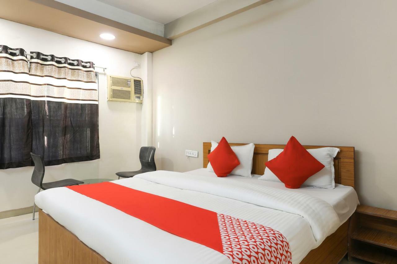 Oyo 43851 Hotel Virasat Māndu Zewnętrze zdjęcie