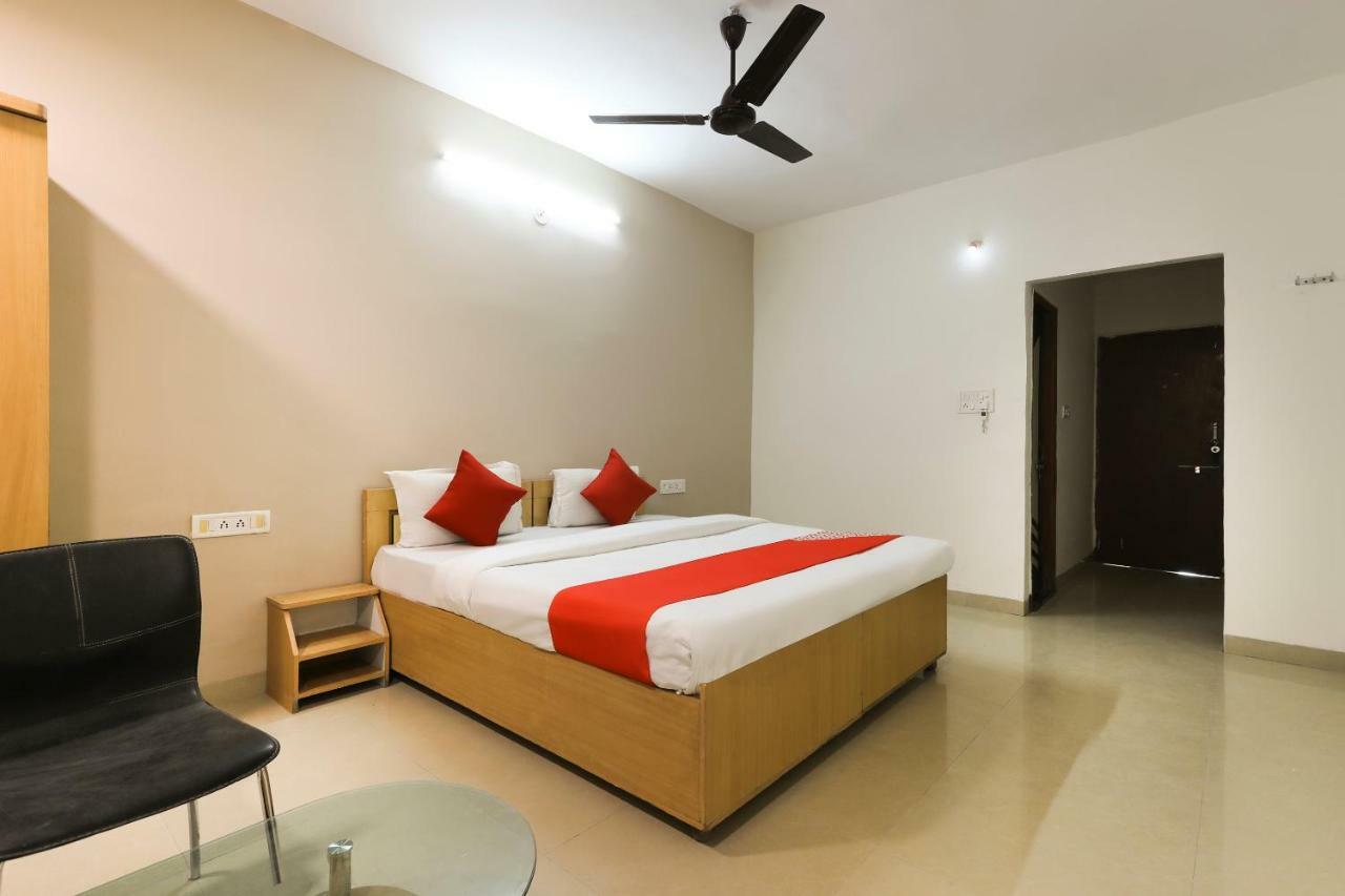 Oyo 43851 Hotel Virasat Māndu Zewnętrze zdjęcie