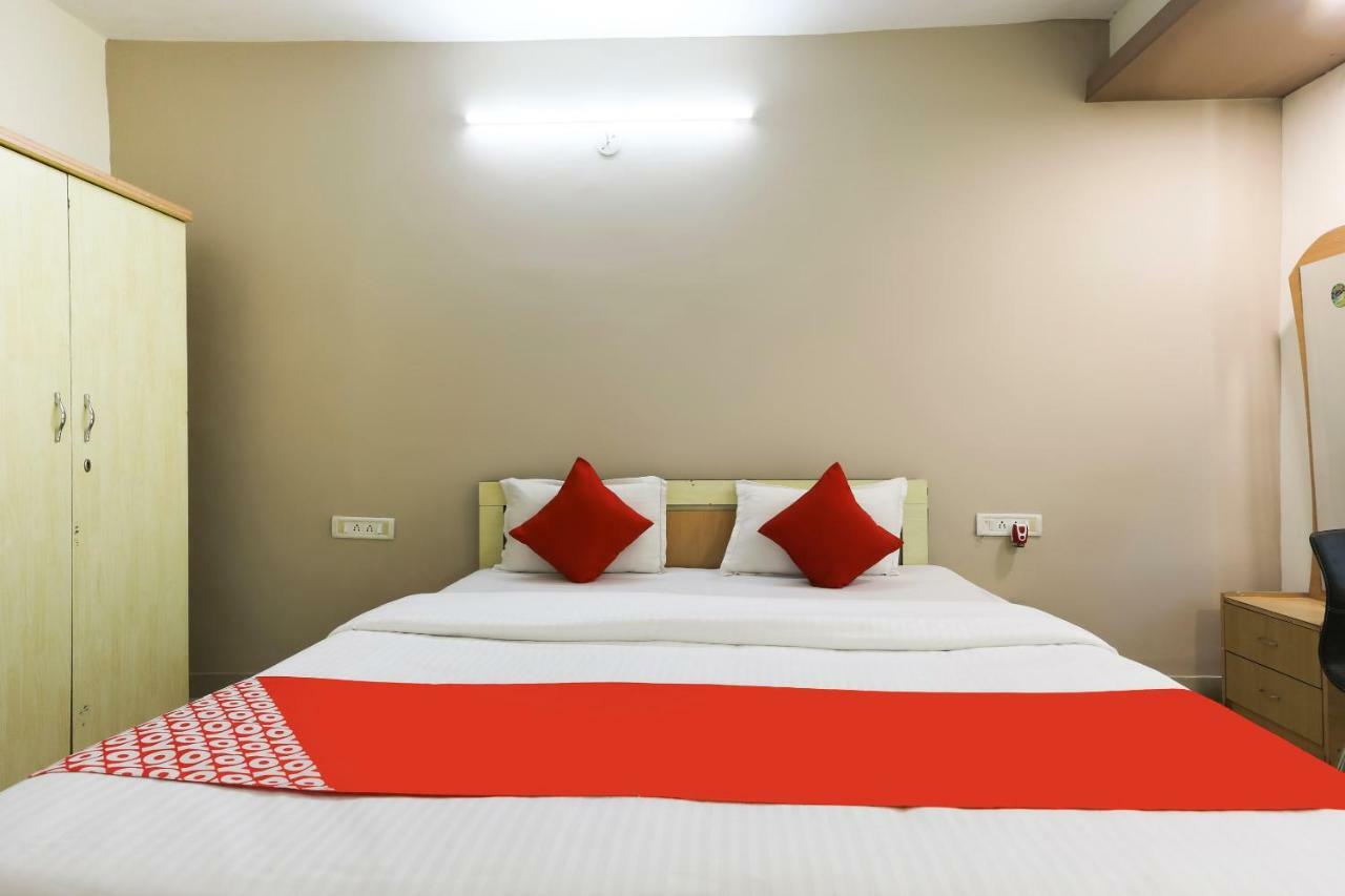 Oyo 43851 Hotel Virasat Māndu Zewnętrze zdjęcie