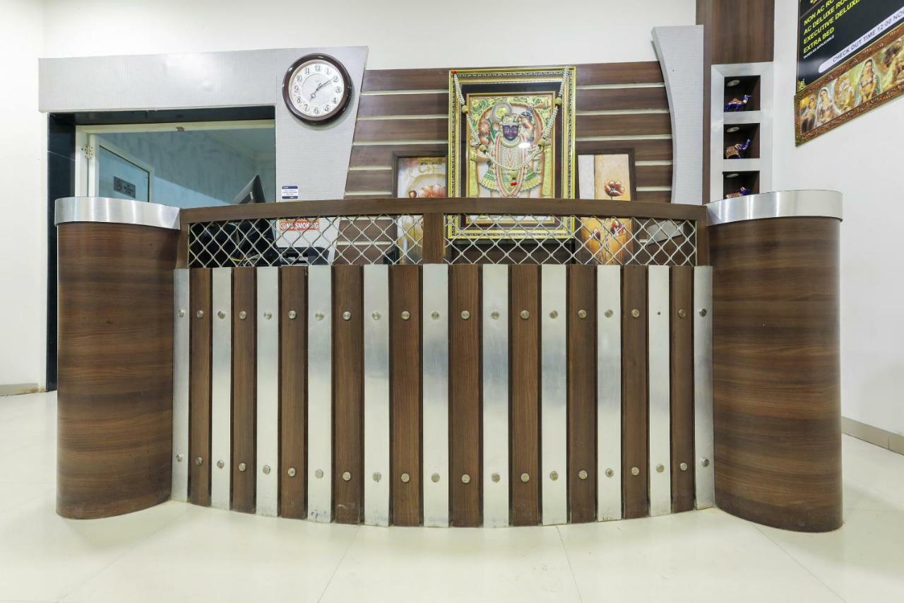 Oyo 43851 Hotel Virasat Māndu Zewnętrze zdjęcie