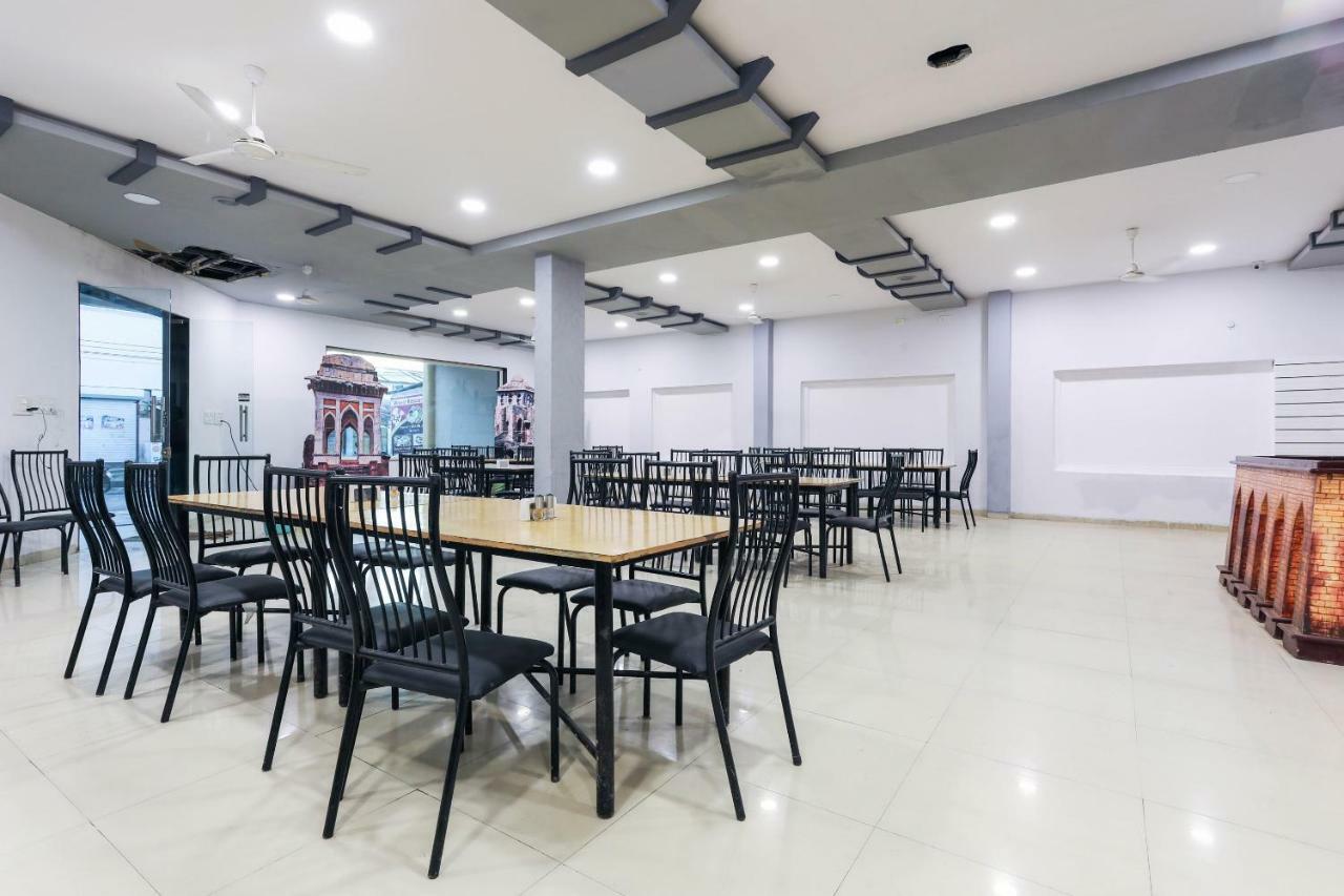 Oyo 43851 Hotel Virasat Māndu Zewnętrze zdjęcie