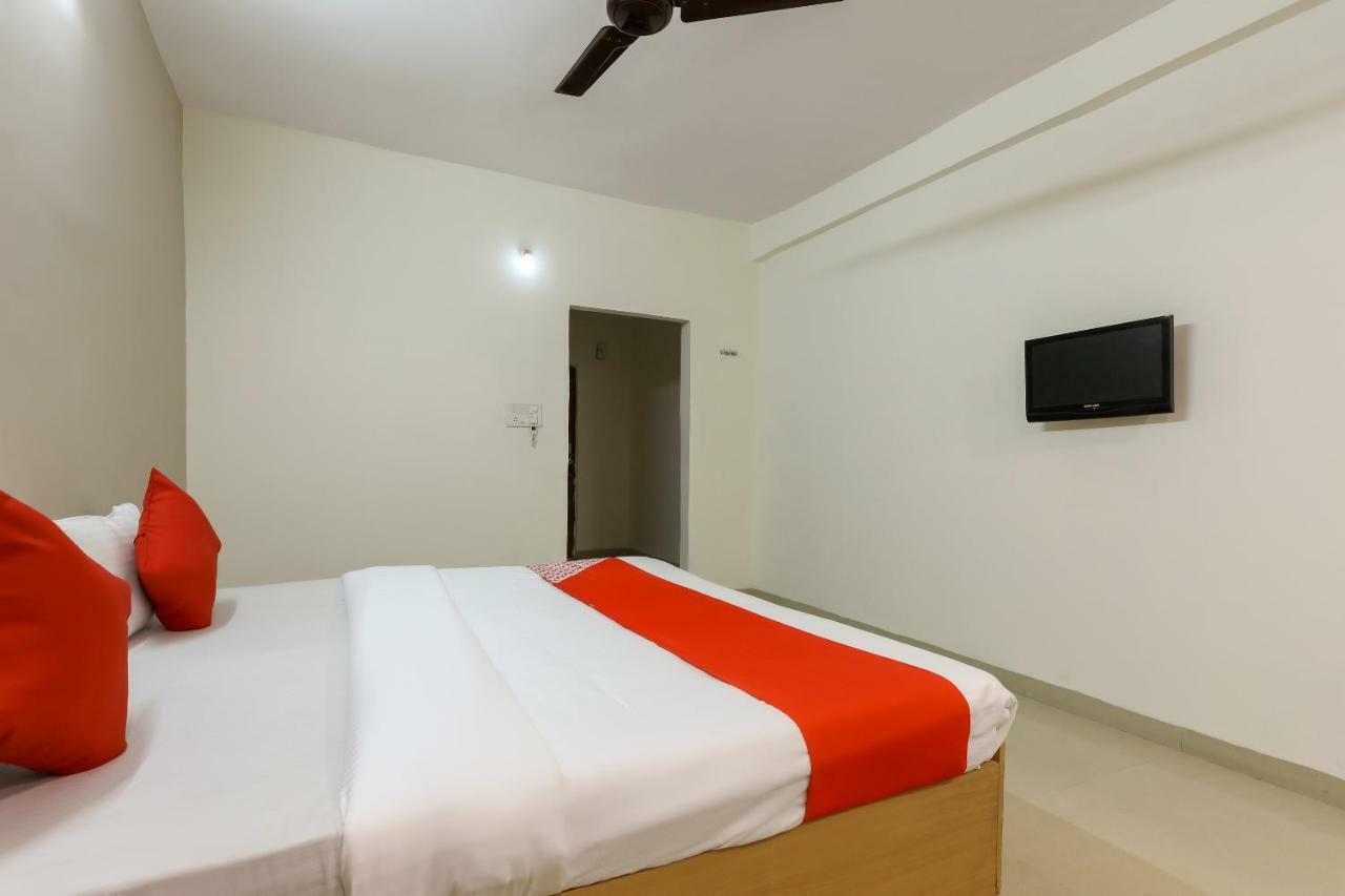 Oyo 43851 Hotel Virasat Māndu Zewnętrze zdjęcie