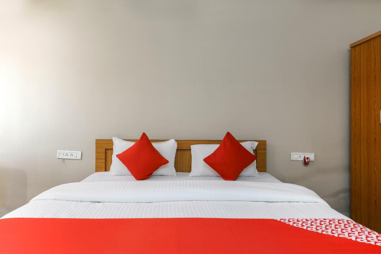 Oyo 43851 Hotel Virasat Māndu Zewnętrze zdjęcie
