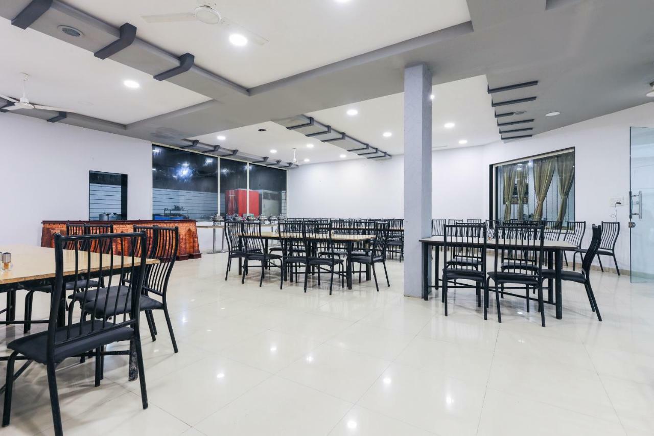 Oyo 43851 Hotel Virasat Māndu Zewnętrze zdjęcie